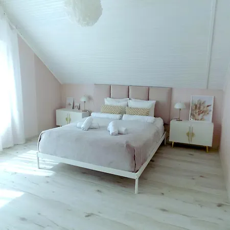 Iris Apartment *